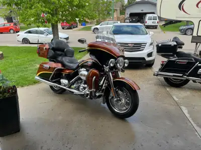 Super maintained low kms at 40,250 kms . 110 Cubic Inch 6 speed . Brand New tires & brakes . Full lo...