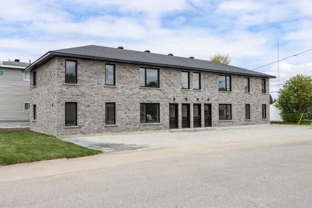 2 bedroom (upper) units  in Long Term Rentals in Sudbury