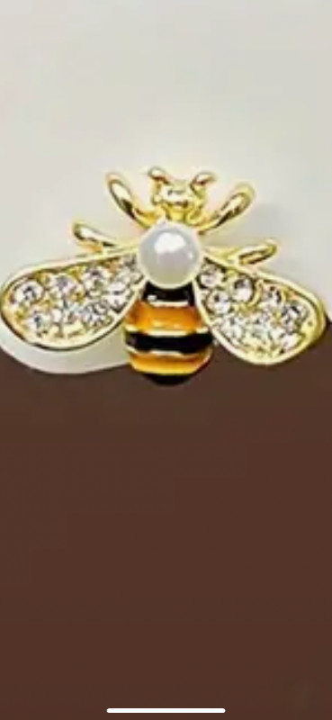 Bee flower earrings in Jewellery & Watches in Victoria - Image 2