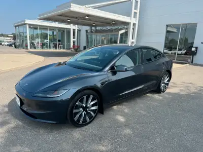 Like Brand new Tesla Model 3 long range dual motor 33 000 highway km. One owner Warrenty Super clean...