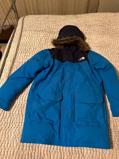 This boys winter jacket is in excellent condition, as the North Face is famous for durability and lo...