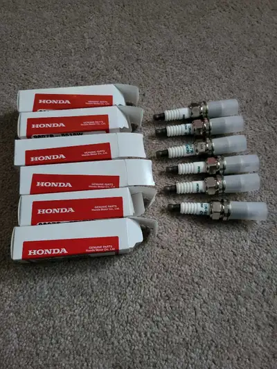 I am selling a set of brand new, genuine Honda spark plugs specifically designed for a 2005 Honda Pi...