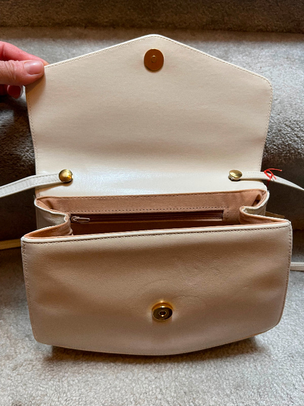 Vintage leather mod white purse in Women's - Bags & Wallets in City of Toronto - Image 2