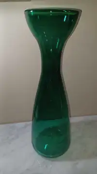 14"T Beautiful Hand-blown Emerald Green Tall Vase
