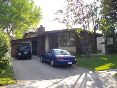 Room-3 Blocks, 5 min walk to U of C, C-train to Sait, Mt Royal