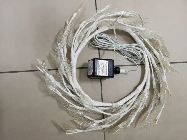 Multicolored LED Light Leaf Wreath 12 inch diameter in Outdoor Lighting in City of Toronto - Image 3