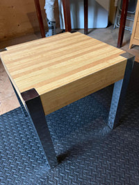 Petite table carrée , pattes metal