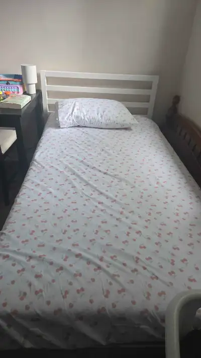 J'ai deux lits simples a vendre avec le sommier et un avec matelas -lit avec sommier et matelas $220...