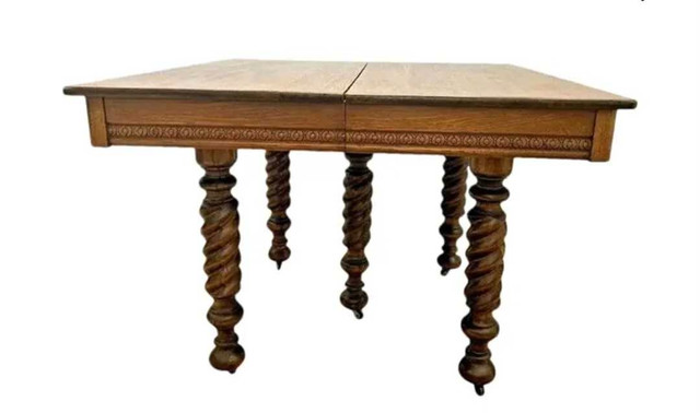  table..oak ..vintage in Dining Tables & Sets in Belleville - Image 4