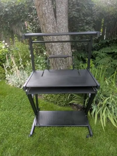 Bureau d'ordinateur compact et mobile structure métalique. concue pour petite pièce. Poste multi niv...