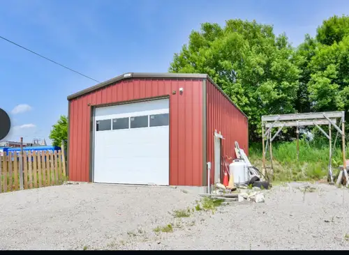 Downtown Orillia area open space with office and Storage room. Two entrances full kitchen work , fou...