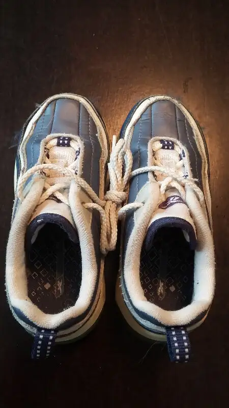 Reebok white and blue runners with laces in Size 8 in Other in Winnipeg - Image 2