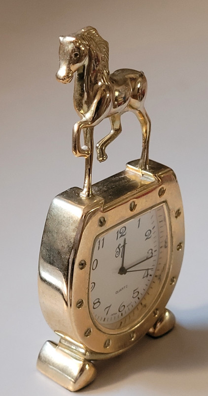 Vintage Brass Horseshoe Shaped Mini Desk Clock in Arts & Collectibles in Oshawa / Durham Region - Image 4