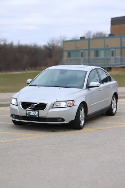 **2010 Volvo S40 – 2.4L 5-Cyl** **FRESH SAFETY** Selling my Volvo S40. It has 306,700 km, but it’s b...
