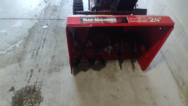 Lightly used 24" Snow blower in Snowblowers in Windsor Region - Image 5
