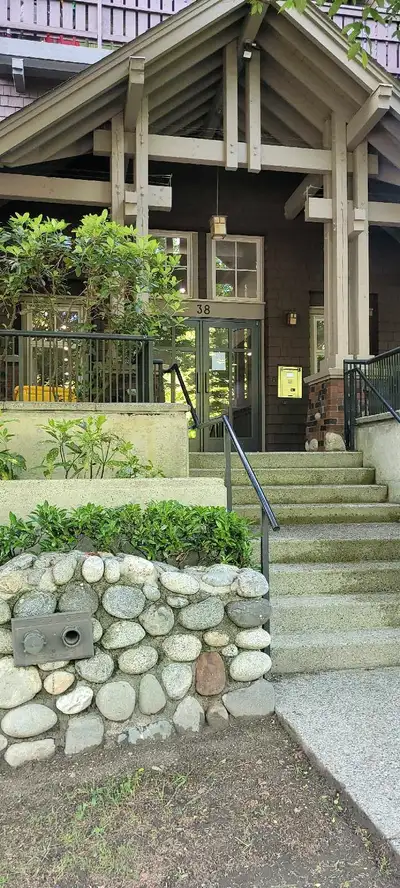 LOCATION! New West - 2 bdm 1 bath condo