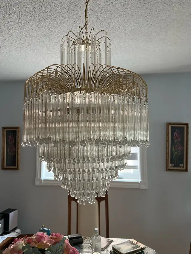 Vintage Brass Crystal Chandelier in Indoor Lighting & Fans in Markham / York Region - Image 2