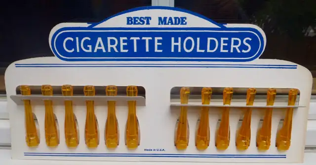 Vintage amber cigarrete holders in Arts & Collectibles in Oshawa / Durham Region - Image 3