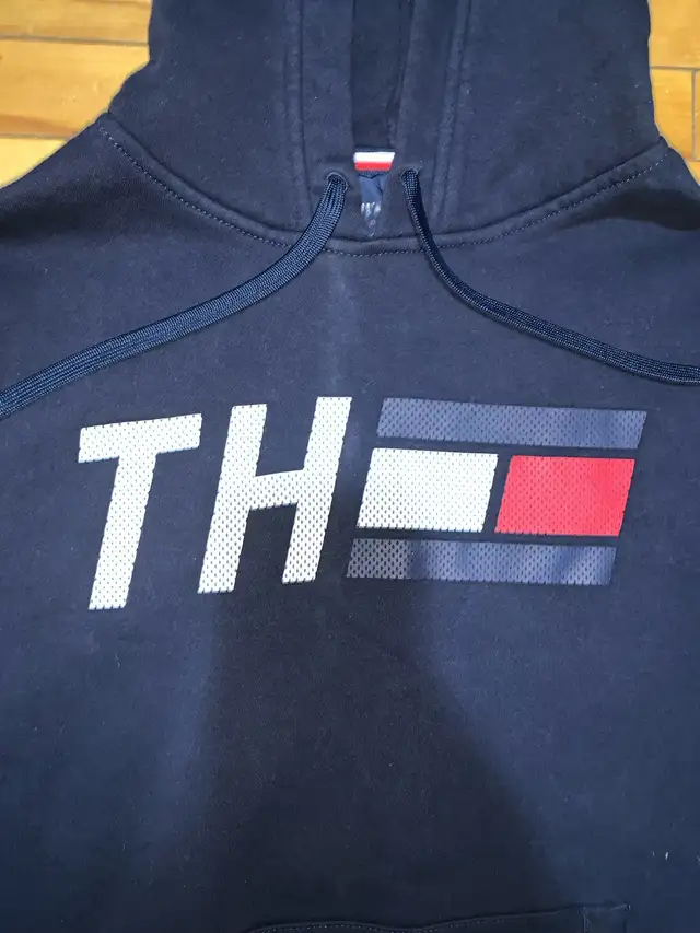Tommy Hilfiger hoodie ( size small) in Men's in Oshawa / Durham Region - Image 4