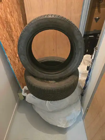 4 Pneus d'hiver marque Continental 205/55 R17 a vendre encore bon pour 1 hiver Prix à négocier