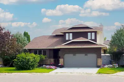 Located in the prestigious Wascana Glen neighbourhood, this full house is perfect for families seeki...