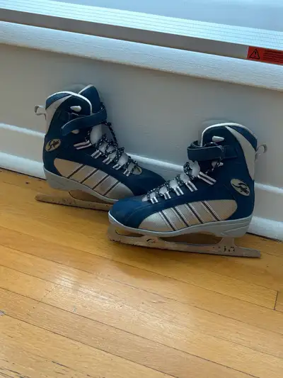 Patin à glace femme de grandeur 7 .. demande 25$ besoin d’être eguiser