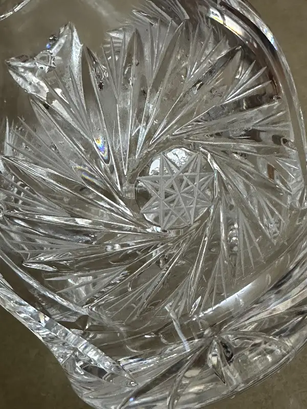 Elegant Vintage Cut Crystal Decanter - Pinwheel Star Pattern in Kitchen & Dining Wares in City of Montréal - Image 6