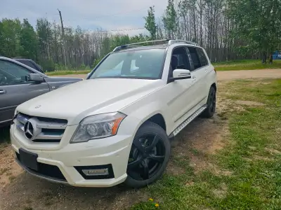 This pre-owned Mercedes-Benz GLK 350 in Diamond White offers a refined driving experience with its s...