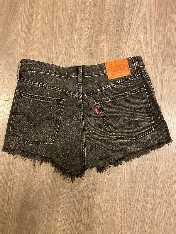 Levi’s jean shorts - size 26 in Women's - Bottoms in Mississauga / Peel Region - Image 6