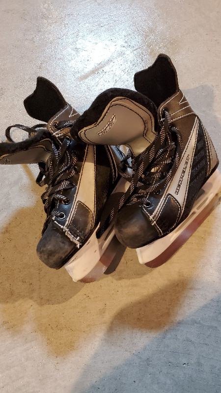 Youth size 11 hockey skates in Skates & Blades in Ottawa