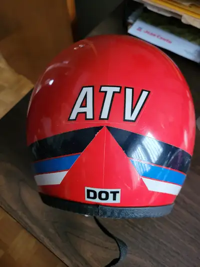 Casque de VTT ( 4 ROUES ) a vendre $50 Voir les photos Demander Mme Brunelle pour plus d'information...
