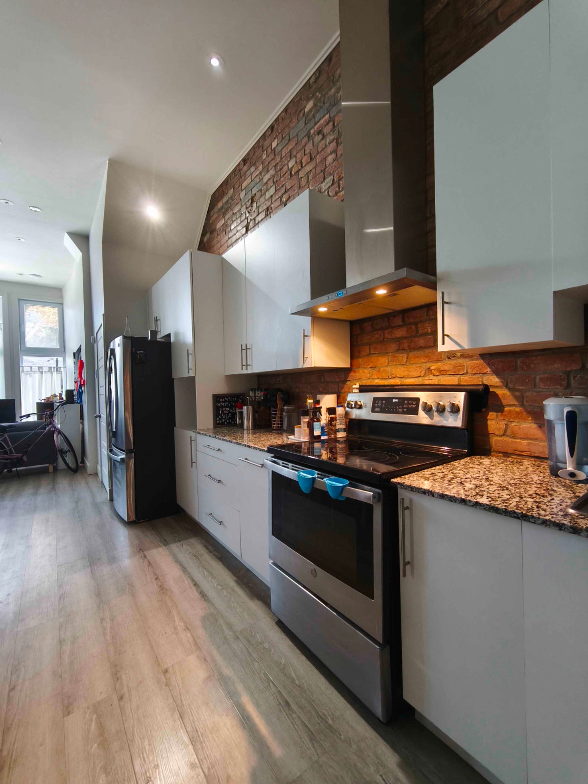 2 bedrooms + 3 basement rooms — 1 900 pi² — 2 731 $ — photo 2