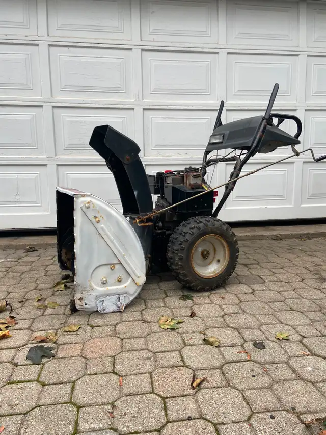 White Outdoor 10 HP / 28" 2-Stage Heavy-Duty Snowblower in Snowblowers in Mississauga / Peel Region - Image 4