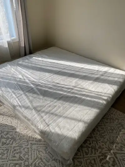 Matelas King, modèle Anneland de IKEA Acheté en juillet 2024, nous vendons car nous avons déménagé e...