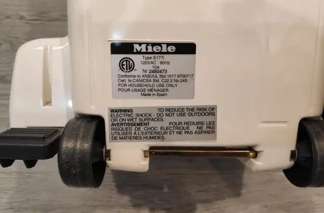 Miele upright vacuum cleaner - Model S177i in Vacuums in City of Toronto - Image 7