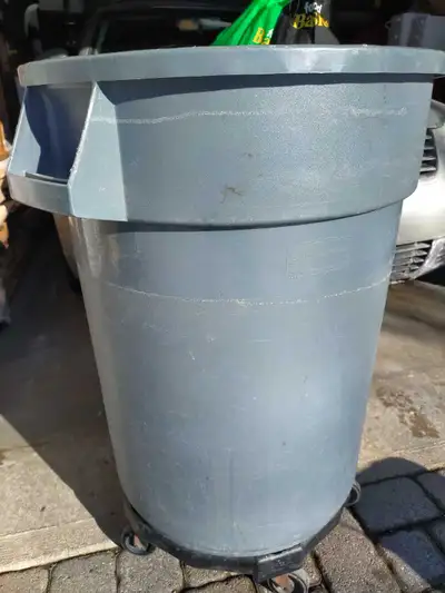 Rubbermaid Brute Trash Can with detachable Marino 5 wheel base. Excellent condition...no cracks or a...