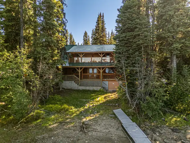 5  bedroom 2  bath lakefront cabin with private beach in Houses for Sale in Kelowna - Image 3