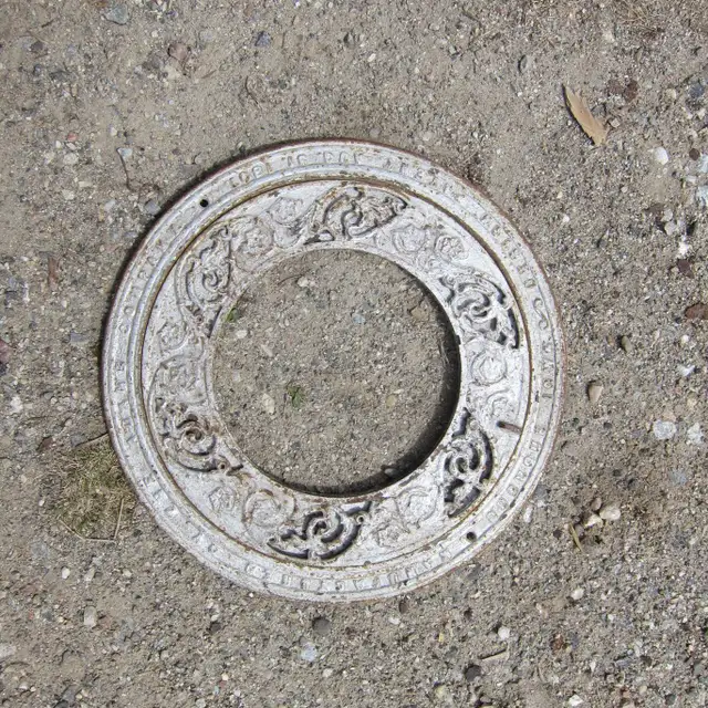 Nice Set of 1897 Cast Iron Ceiling Grates Vents in Other in Ottawa - Image 5