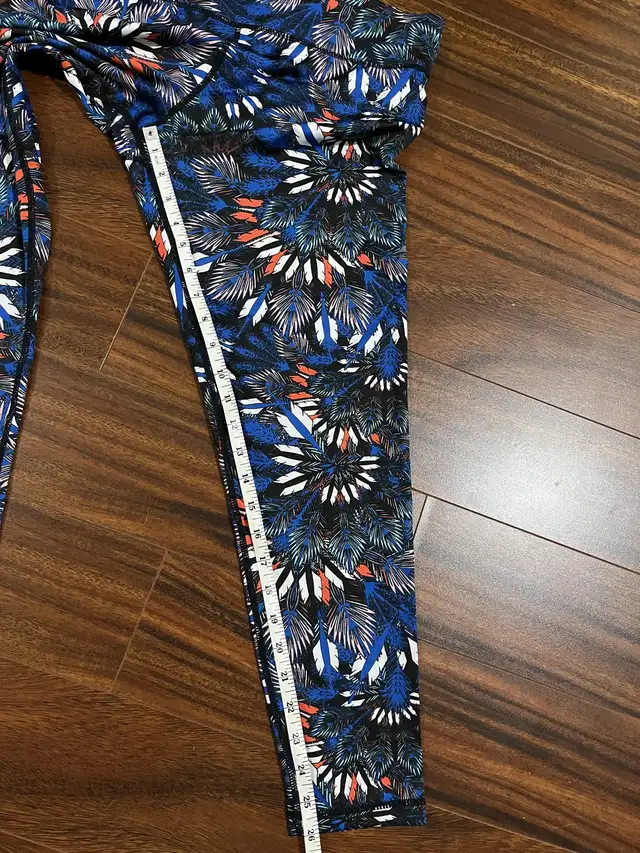 MINKPINK women’s large Move 7/8 leggings feather leaf print blue in Women's - Bottoms in Oshawa / Durham Region - Image 9
