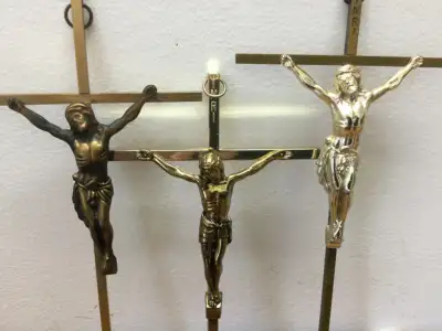 Crucifix 15$ chacun 3 différents excellent état, View more
