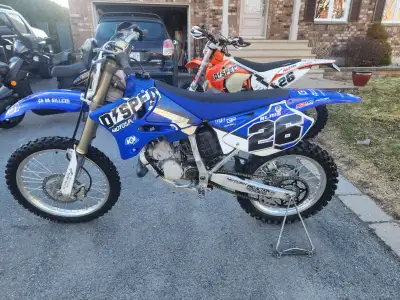 Yamaha YZ125, 2011 Moto utilisée pour promenade en sentier. A vraiment peu servi pour l'année (autou...