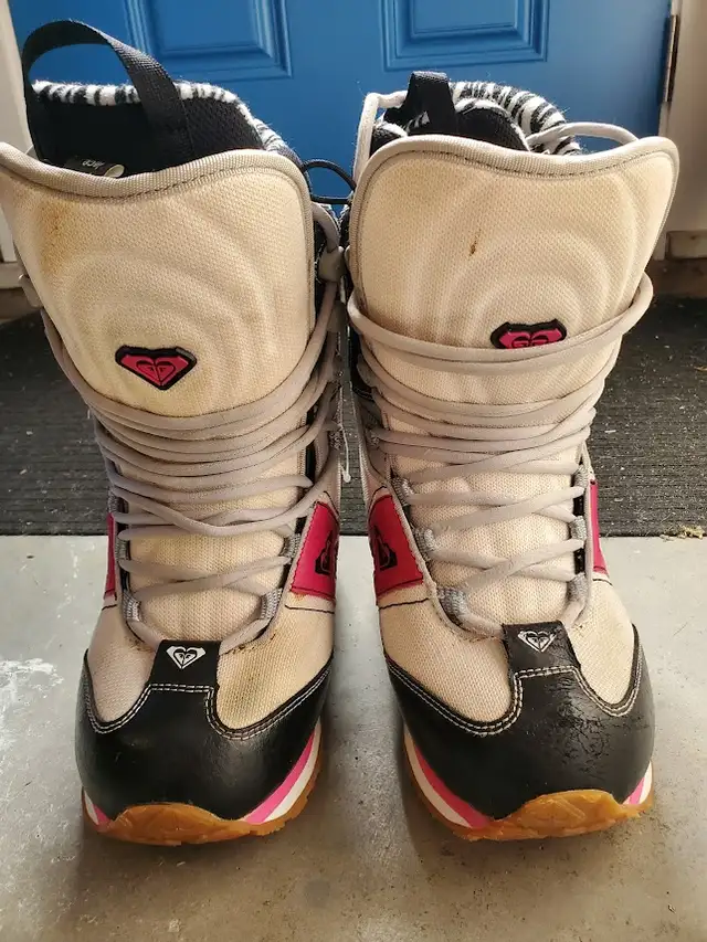Roxy Snowboard Boots - Women's size 8.5, 25.5 cm in Snowboard in Penticton - Image 4