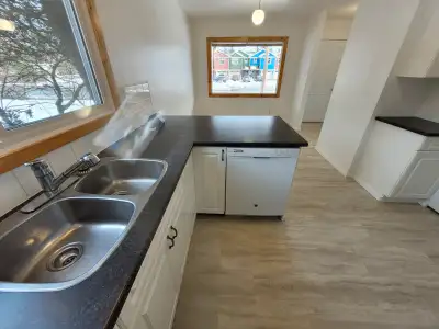 Charming & Modern Half Duplex Near Hospital & Downtown