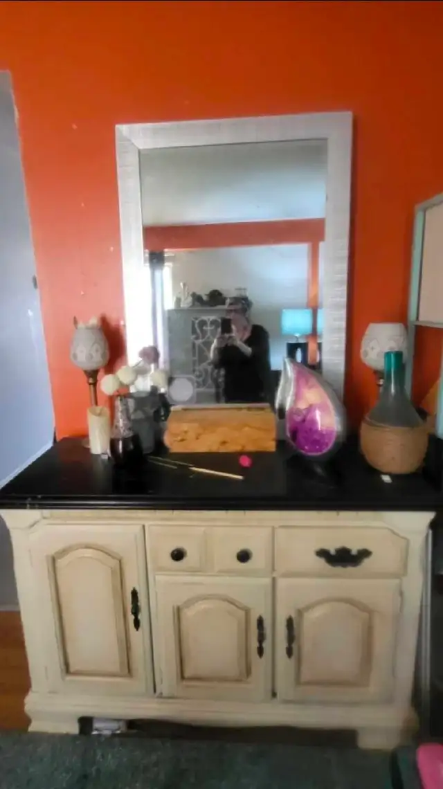 Vntg Beautiful Sideboard Table with Mirror