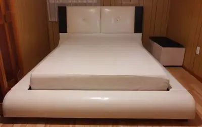QUEEN BED SET White Tempur-Pedic Mattress Two Nightstand, View more