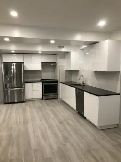Barrie Yonge and Mapleview 2 bedroom apt Large spacious Private entrance Clean and new Laundry on si...