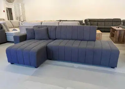 Sectionnel moderne en tissu gris avec coffre de rangement et porte-gobelets. Très confortable et en...