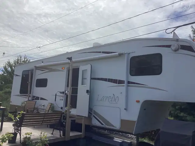 Roulotte à sellette (Fifth Wheel) Keystone Laredo 29 pieds in Travel Trailers & Campers in Lévis - Image 2