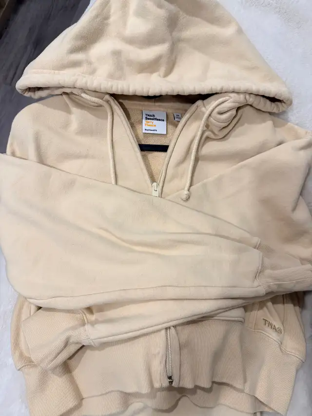 Aritzia TNA Sweatfleece in Women's - Tops & Outerwear in Edmonton - Image 3