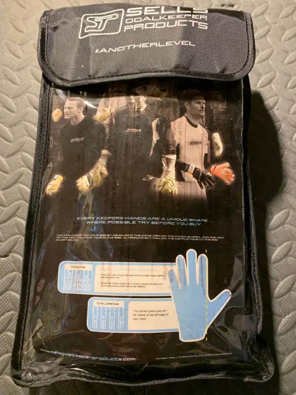 2010 Sells Soccer Goalkeeper Gloves Size 7 Never Used in Soccer in Mississauga / Peel Region - Image 11